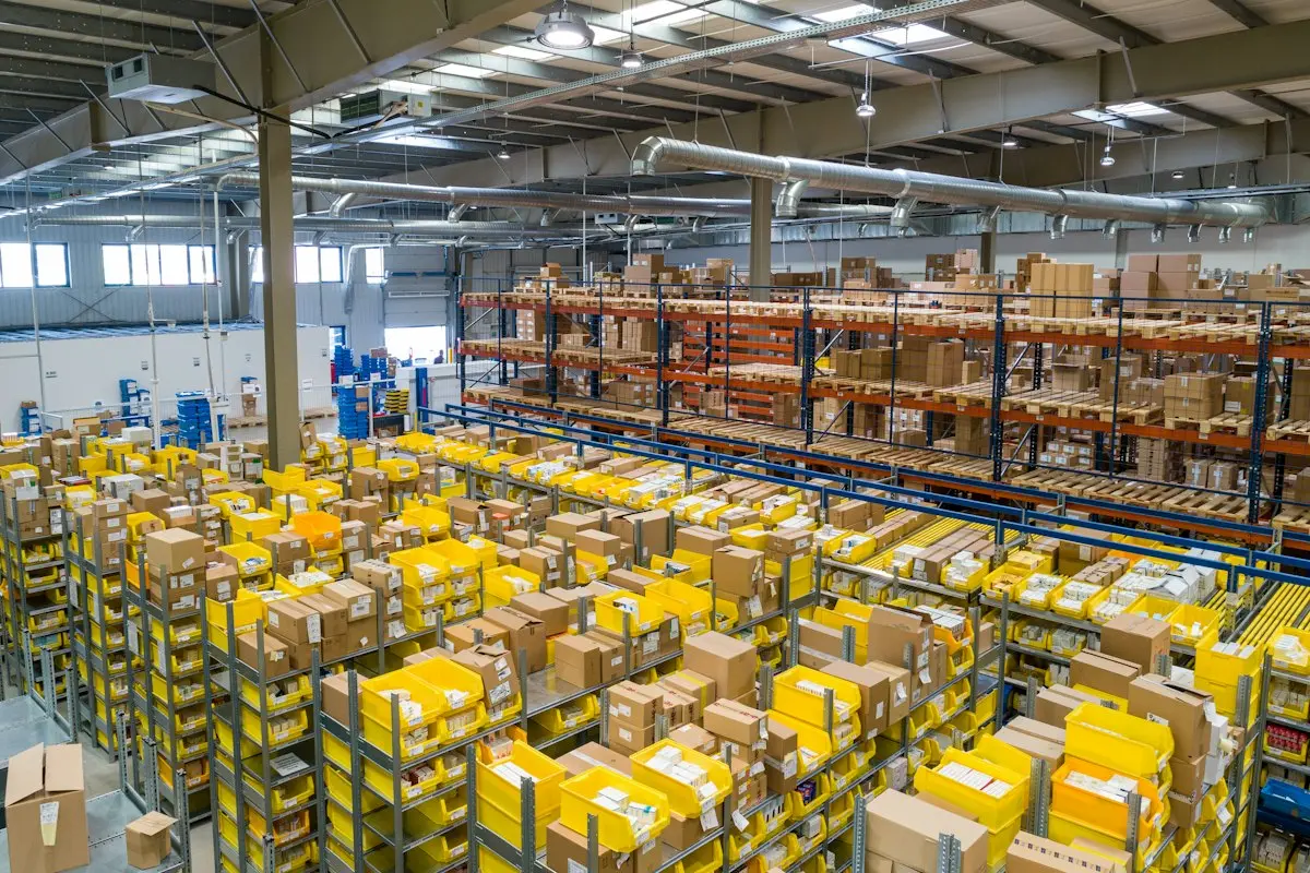 Centro de distribución con estantería industrial